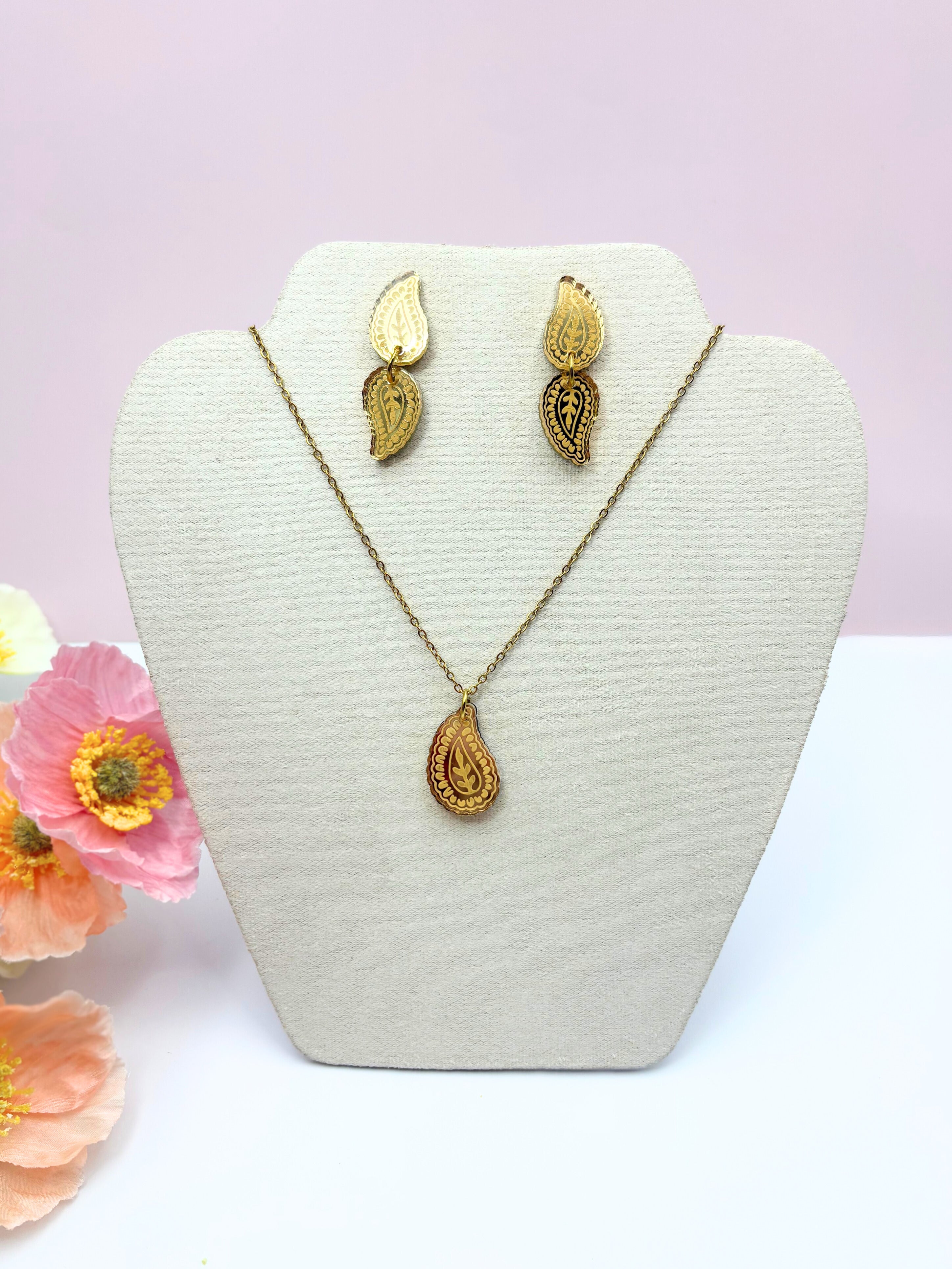 Aligned Abundant Paisley Pendant Affirmation Necklace – Gold Mirror Acrylic | Isla & Marigold
