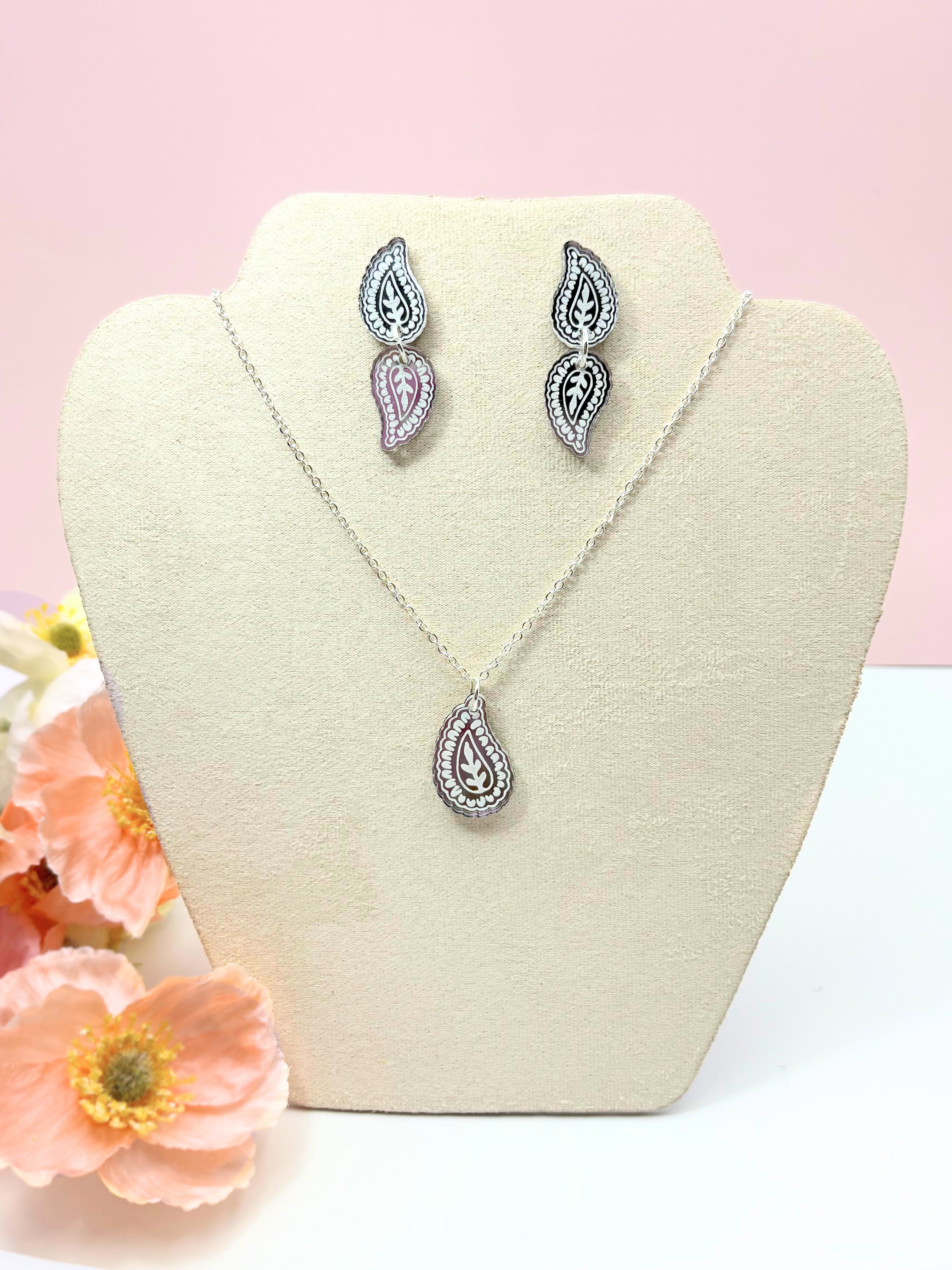 Aligned Abundant Paisley Pendant Affirmation Necklace – Silver Mirror Acrylic | Isla & Marigold